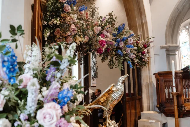 Scrolling through my camera roll and finding details from my own wedding captured by @lucydarbyphotography how gorgeous is this wooden screen, we had to add flowers to it! The roses are secret garden and they are just so soft and romantic brought to life by the contrasting delphinium. #churchflowers #weddindday #englishwedding #englishflowers #weddingday #churchwedding #roses #florist