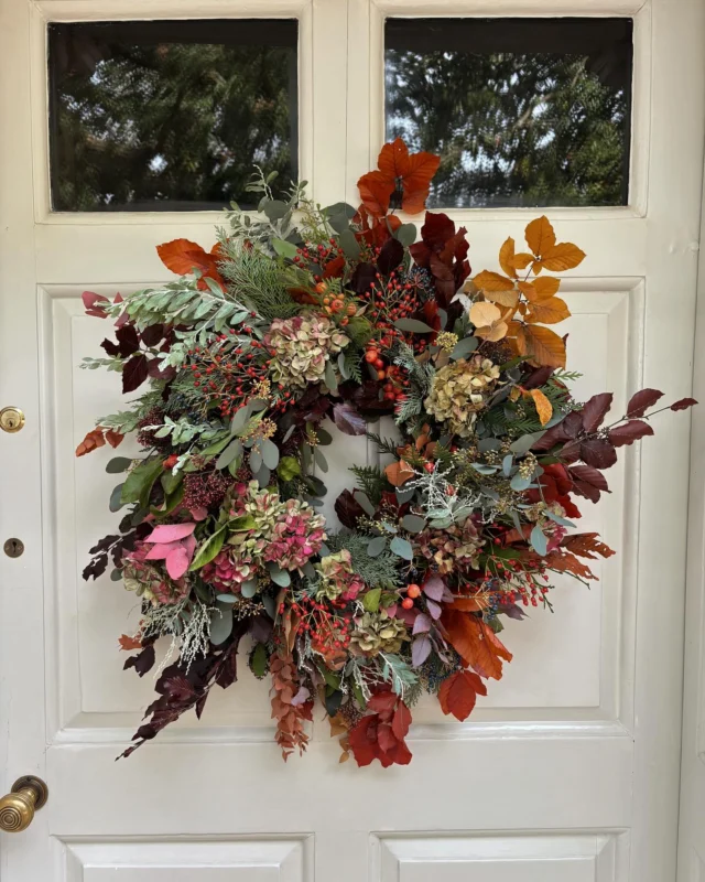 Autumn is that you?! How we love the change of seasons. I love the intense colours and textures that come into play. So much to get inspired by. #autumn #autumnwreath #berries #fall #wreath #autumnflowers #fallflowers #florist