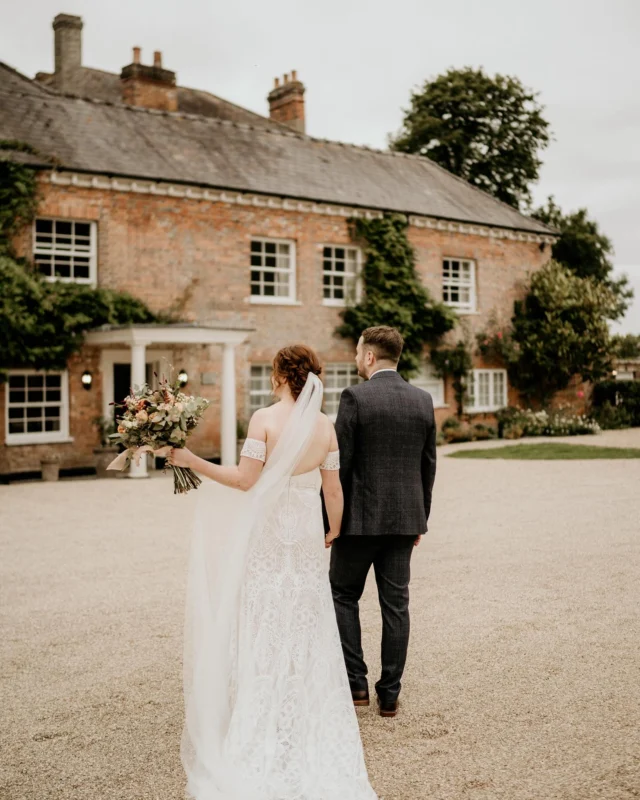 Reflecting on a gorgeous autumnal wedding at @syrencot for B&M, flowers filled with seasonal and vibrant colours to reflect the overflowing and abundant love this couple share. #autumn #autumnwedding #fallwedding #autumnflowers #weddingday #weddingflowers #autumnbride #dahlia #seasonalflowers