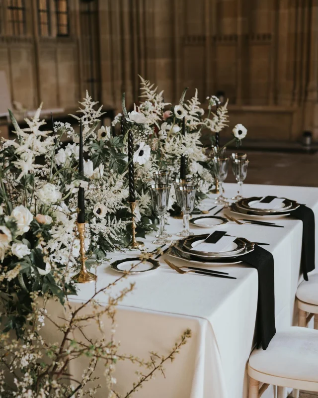 A throwback to this wonderful monochrome-inspired shoot at The Bodleian 🖤

I love the texture and height=