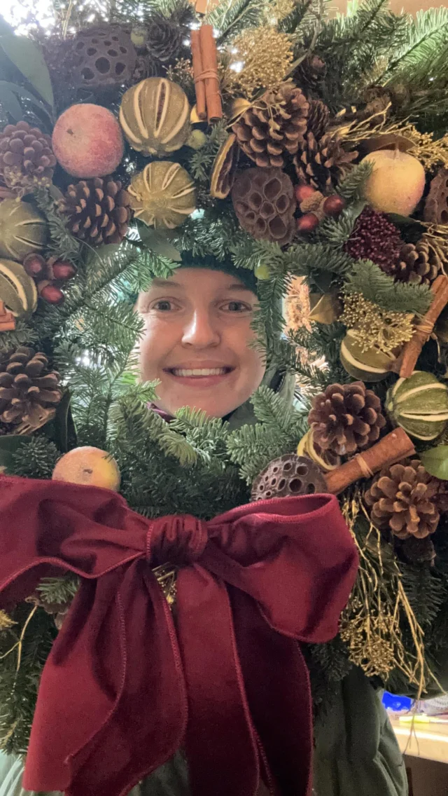 Christmas catch up - in full elf mode! #florist #floraldesign #christmas #festive #christmasdecorations #wreath #christmasflorist #wreaths #studio
