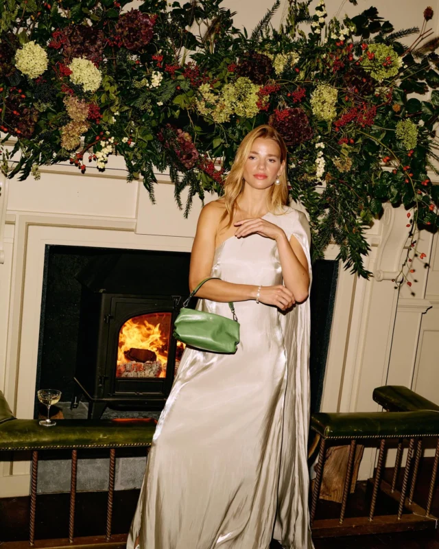 Nothing quite like an @ospreylondon Christmas. Loved creating this opulent mantle filled with British foliage and berries to give a natural and festive feel. An epic editorial shoot. #christmas #photoshoot #editorial #christmasphotoshoot #festive #christmasmantle #mantlepiece #garland #model #handbags #ospreylondon